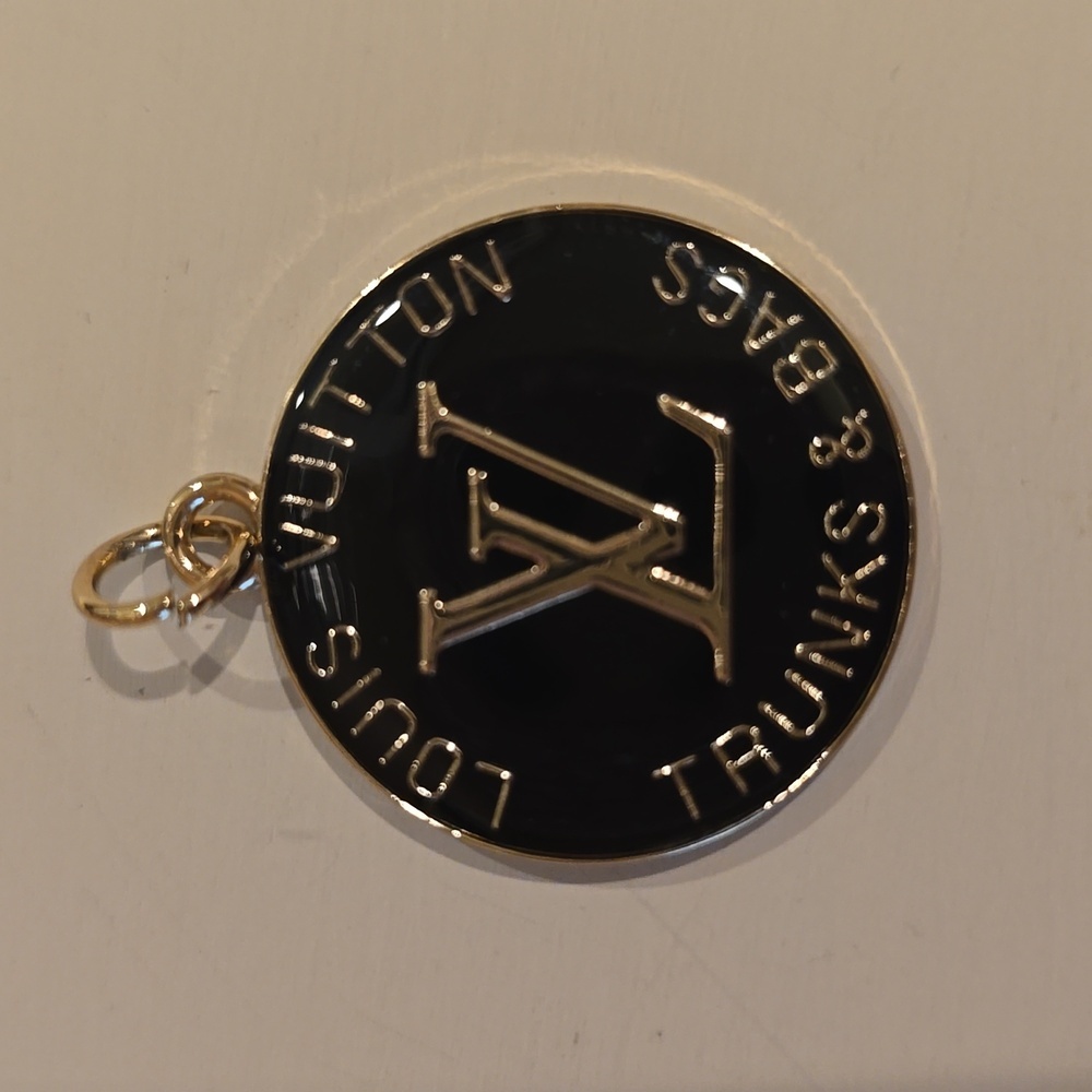 LV LUXURY ZIPPER PULL OR CHARM